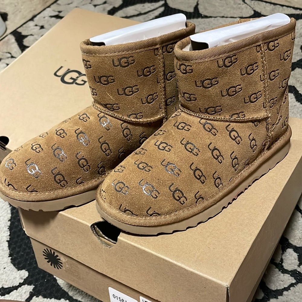 Kids Logo Ugg